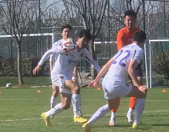 顾秋怡控制不住眼泪，更咽道：爸......那个万龙殿实力那么强，叶辰哥哥不会有危险吧......顾言忠摇了摇头：这件事情，我也说不好，那个万龙殿我有些了解，实力非常强......说着，他不禁叹了口气，语气严肃的说道：辰儿这次，可能遇到大麻烦了......那怎么办啊。